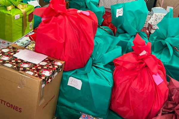 Projeto Noite Feliz para Todos, do Colégio Anchieta, beneficia 148 famílias no Natal de 2025